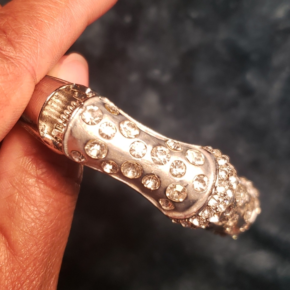 Spring clasp bracelet